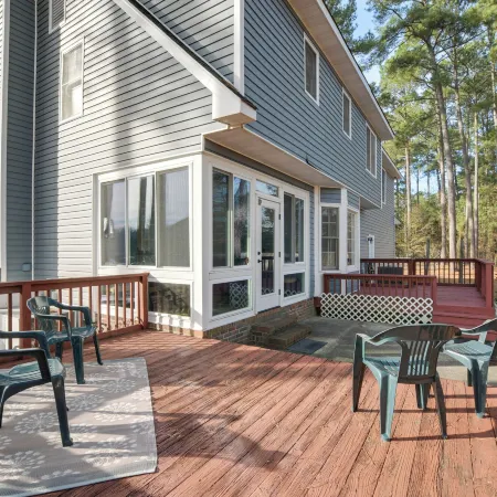 Lovely Fayetteville Home Deck and Fireplace!
