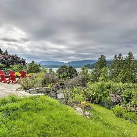 Deck & Sweeping Views: Family Union Home