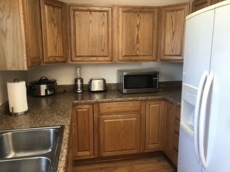 Adorable 2 bedroom 1 bath house pet friendly nearby shopping and hospital