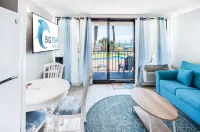 Ocean View Porch and Pool Access - Elegant Coastal Haven Hotels in der Nähe von Myrtle Manor
