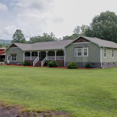 Deep Creek Apartment - Quaint very close to downtown BC & national park