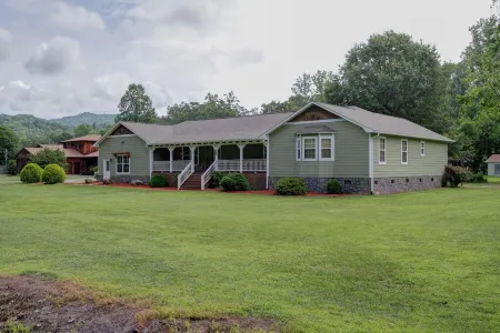 Deep Creek Apartment - Quaint very close to downtown BC & national park