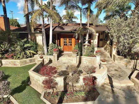 The Belmont Beach Bungalow Отели рядом с достопримечательностью «Нейплс»