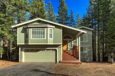 Nestled Pines Retreat Hot Tub, Pool Tahoe, Foosball, +More! Hotels near Echo Summit TRT