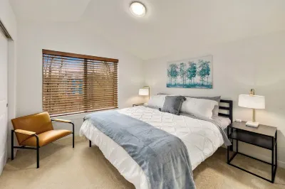 Bright 3BR Townhouse w/ Patio, A/C & Pet Friendly 레이크 시티 호텔