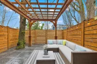 Bright 3BR Townhouse w/ Patio, A/C & Pet Friendly 레이크 시티 호텔