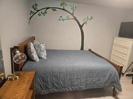 Great quiet family friendly location near chambers Bay. Private covered patio. Отели в г. Юниверсити Плейс