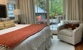 Maple Courtyard - Old Town w/ King Suite & Piano