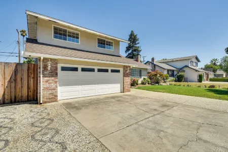 Campbell Vacation Rental ~ 8 Mi to San Jose! Отели рядом с достопримечательностью «Лос Гатос Крик Трейл»