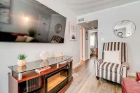 Beachside Retreat: 2BR Luxury Condo  King Bed