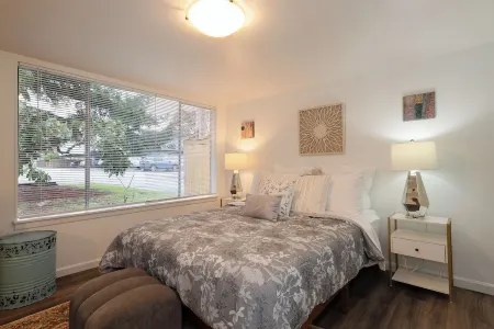 4 bed 2 bath retreat house only 12 miles from Seattle & Minutes 2 SeaTac Airport