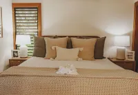 The Serene Escape 1-bedroom condo- 5 min walk to the beach - Koloa!