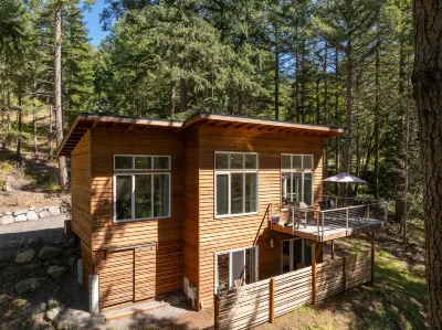 Open Floor Plan and Media Room Amidst Nature - Stylish Getaway Hotels near Summit Learning Center