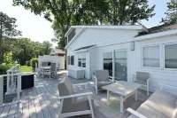 Stylish 4-bedroom cabin with AC, WiFi & boat rental available!