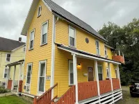Cozy 2-bedroom apartment in Warren with AC, WiFi Hotels in Warren