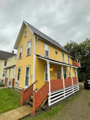 Cozy 2-bedroom apartment in Warren with AC, WiFi Hotels in Warren