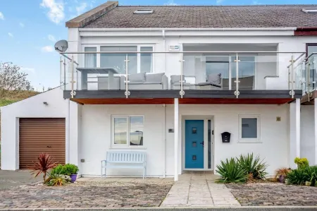 Annedd Lon: 4 Bed house with sea views and a short walk to the beach and village