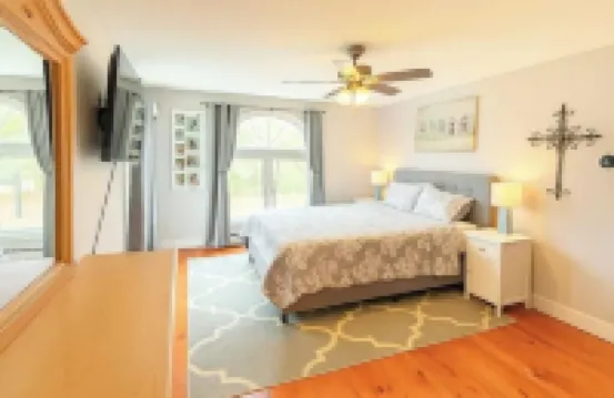 Lake Living, sit back and relax! Hotels in Middleton