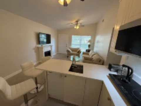 2-bedroom secondary suite in lovely Sarasota