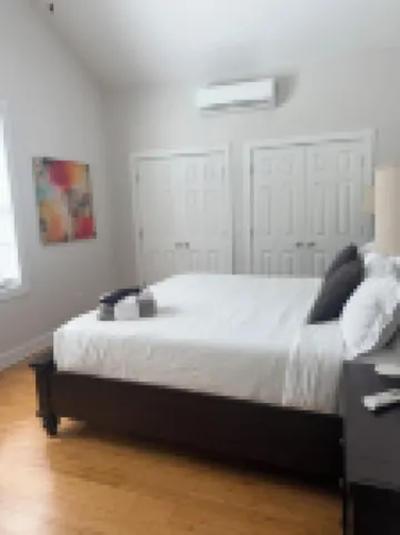 Adorable guest house with private backyard in Mount Pleasant