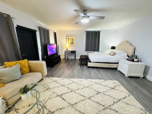 Renovated retreat 5 minutes or less from hospitals, highways, & foodie markets!