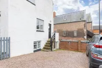 Charming Historic Stay | Cosy Flat with parking!