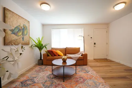 1 King 2BR w/smartTV, Wifi & stocked kitchen in tranquil