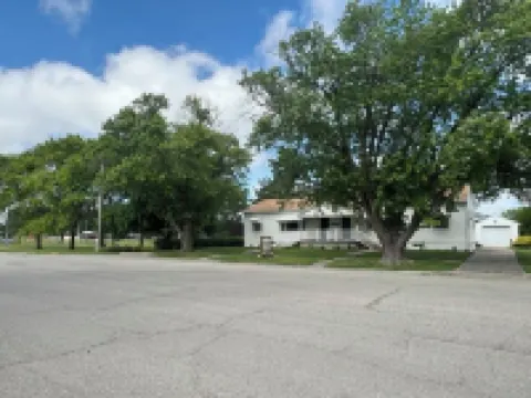 Nicely Located 2-bedroom duplex apartment newly updated in Herington. Hotels in Dickinson County