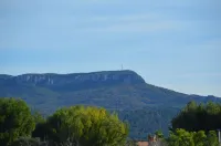 Appartement Cosy de 120 m2 Situé à Rasteau . Animaux de Compagnie Acceptés Hotels in Rasteau