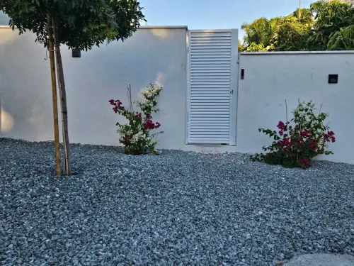 NEW Luxury 2-Bedroom House- Heated Salty Swimming Pool, Sauna and Garden