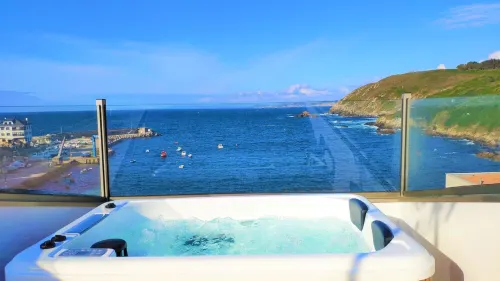 In Caión: Attic-Suite with 2 terraces and Jacuzzi on the seafront