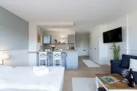 First-class, beachfront apartment with balcony near the family lagoon