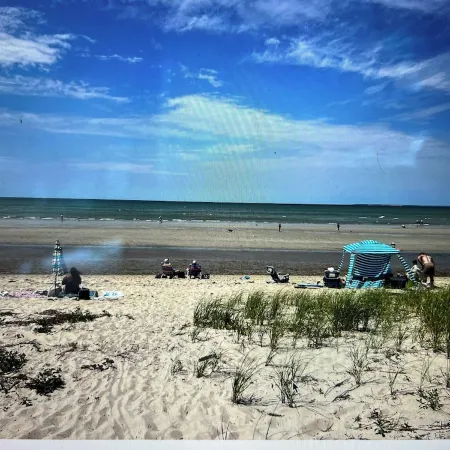 Cozy 1 Bedroom with Fenced in Yard, Porch, Close to the Bay Beach & Bike Trail.