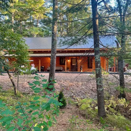 Pine Cabin on Gilmore Lake