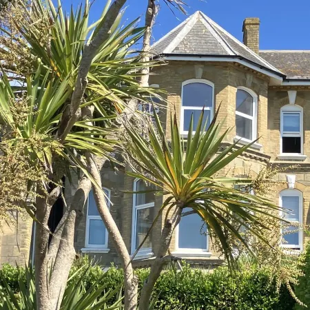Bermuda House with parking, good sea view and minutes from beach and shops