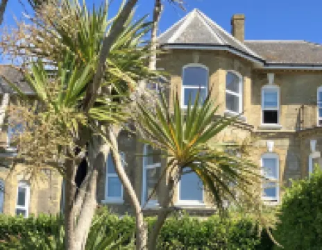 Bermuda House with parking, good sea view and minutes from beach and shops