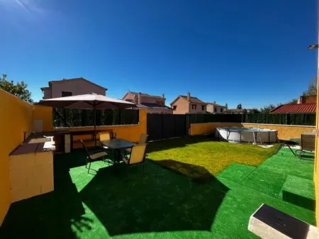 A 10 Minutos de Segovia Chalet con Jardín y Piscina en Pueblo Maravilloso