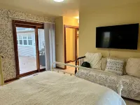 “The Stones Throw Chateau” Minutes to anywhere Hotels in Ganges Township