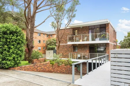 Stunning Harbour Views, only 3-min walk to the Beach, Cafes and Parks