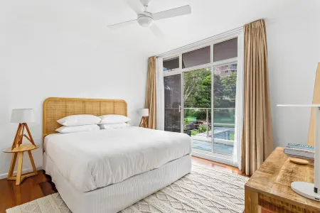 Stunning Harbour Views, only 3-min walk to the Beach, Cafes and Parks