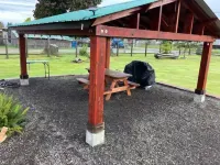 RV in charming Forks with WiFi, AC. Happy travel and 1 block from Bella’s house! Hotel in zona La Push Beach