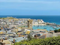 Stunning iconic harbour & sea views of St Ives, parking and 2 mins walk to town
