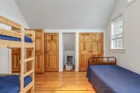 Charming 3-Bedroom House. Walk to Sunapee Harbor and Short Drive to Mt. Sunapee