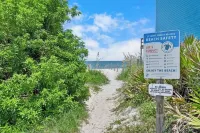 17 Palms Beach House with heated private pool and Tiki hut bar