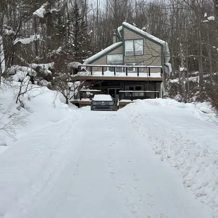 3-bedroom chalet in marvelous Ellicottville with WiFi, sauna, deck and grill