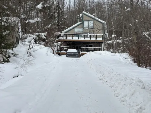 3-bedroom chalet in marvelous Ellicottville with WiFi, sauna, deck and grill