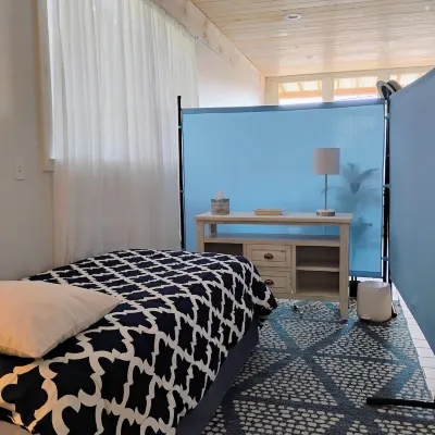 In Town, Walk to Lake Blue Ridge. Relax with Therapeutic Spa Treatments in Room. 모갠튼 호텔