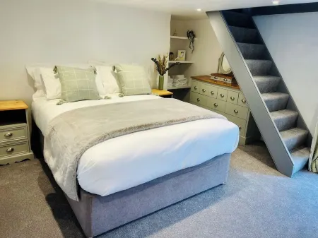 Manhay Farm Bijou- One-bedroom Countryside Cottage Near Falmouth, Cornwall Отели в г. Хельстон