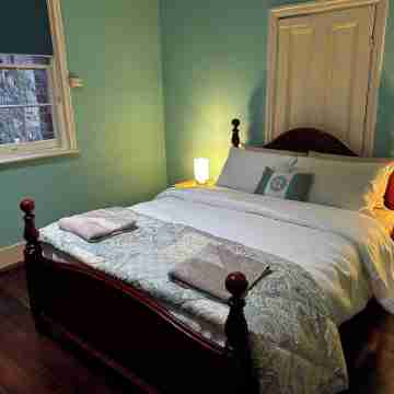 Stylish South Terrace House- only steps to Beach, Bars & restaurants Rooms