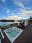 Cabin with jacuzzi, lake view and close to the Guatapé stone. Pet friendly